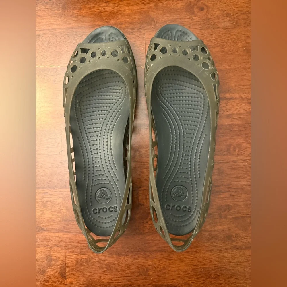CROCS Womens Adrina Sandals Smoky Green Cutouts Jelly Flats Peep Toe Shoe Sz 10✨ - Picture 3 of 6